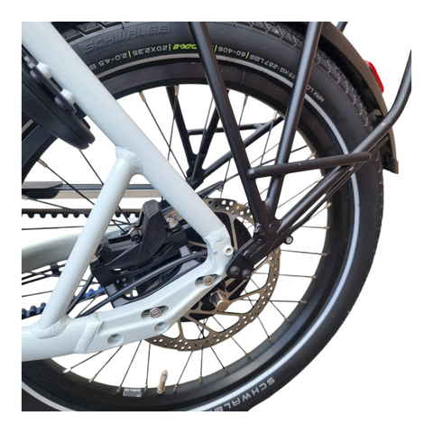 „Entdecke das i:SY Cargo Maxi: 60 cm Ladefläche und ein Motor, der selbst den schwersten Einkauf mit einem Lächeln meistert!“