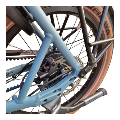 Urban Blue und braune Komponenten – So stylisch kann ein E-Bike sein! Entdecke das I:SY XXL N3.8 ZR B!